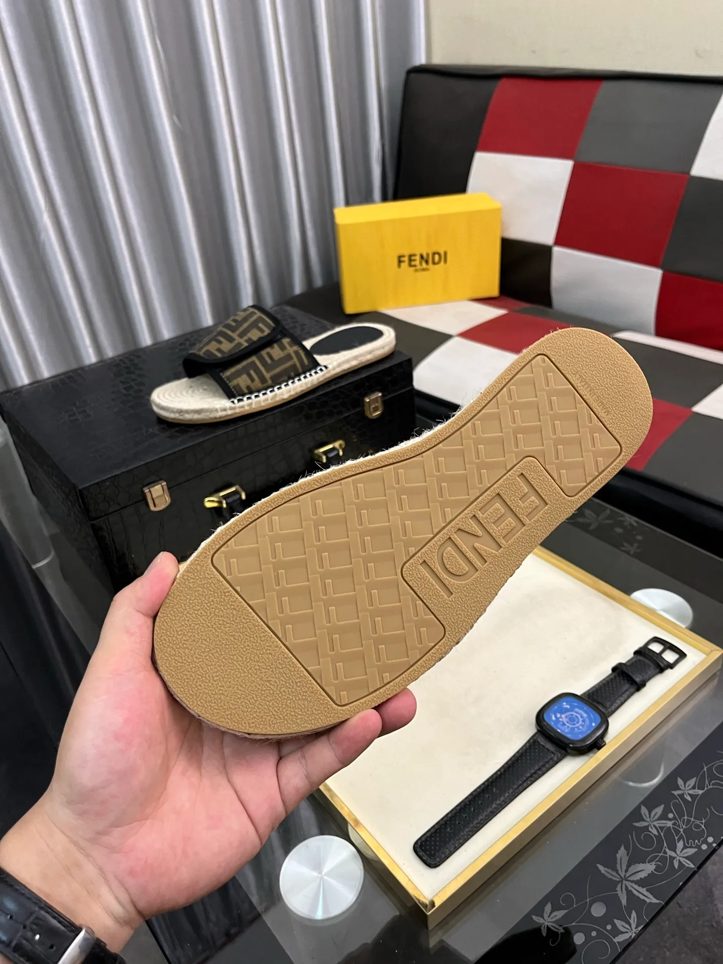 Men's shoes💰320⌚️⌚️[FENDI~Fendi slippers] High-end men's shoes brand official website 1:1 latest masterpiece: original mold customization, fabrics made of imported original materials, upgraded outsole, lighter, top quality in the market, simple and tasteful, a must-have for fashionistas, fashion is at your feet, full of confidence, the same style at the counter👍The season of summer slippers is here. Yardage: 38-44. Can be customized45.46.47